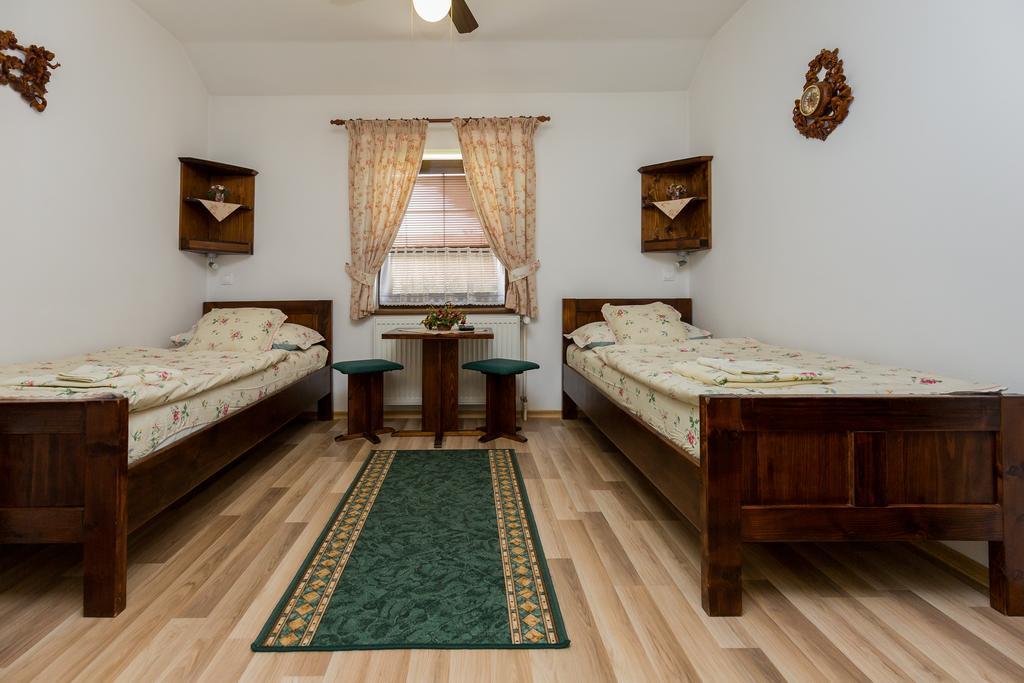 Penzion Gazdovsky Hostinec Topolcianky Екстер'єр фото